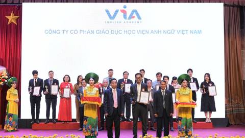 VIA ENGLISH ACADEMY TỰ HÀO TOP 10 SAO VÀNG THƯƠNG HIỆU VIỆT NAM